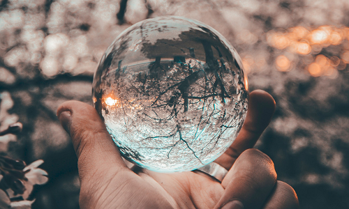 Hand holding glass ball Copyright: © Yeshi Kangrang on Unsplash