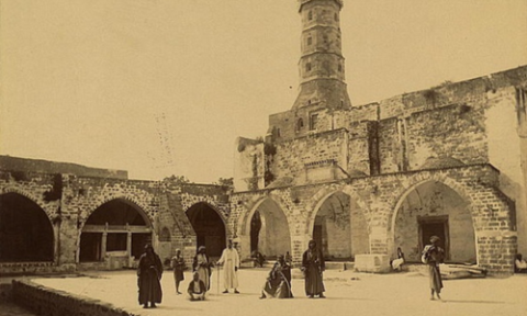 A photograph taken in the late 1800s of the courtyard, arcades and minaret of the Omari mosque prior to destruction.